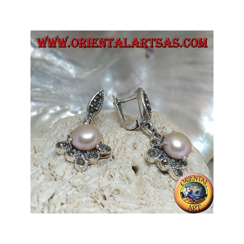 Orecchini in argento con perla d'acqua dolce incastonata su un rombo quadrato di marcassite