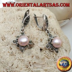 Pendientes de plata con perlas de agua dulce engastadas en un rombo cuadrado de marcasita