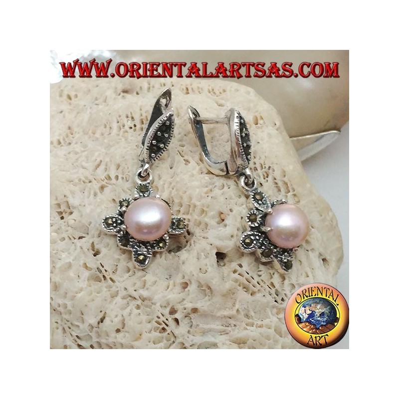 Orecchini in argento con perla d'acqua dolce incastonata su un rombo quadrato di marcassite