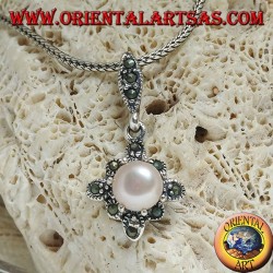 Colgante de plata con perlas de agua dulce engastadas en un rombo de marcasita cuadrado