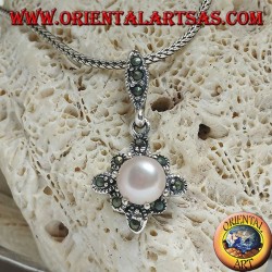 Pendentif en argent avec perle d'eau douce sur un losange de marcassite carré