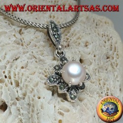 Pendentif en argent avec perle d'eau douce sur un losange de marcassite carré