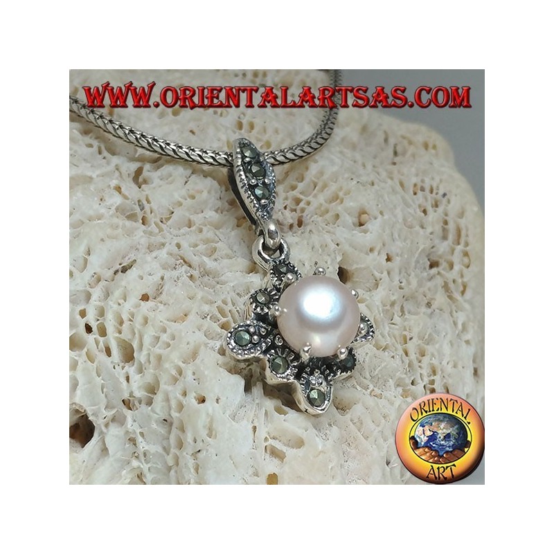Colgante de plata con perlas de agua dulce engastadas en un rombo de marcasita cuadrado