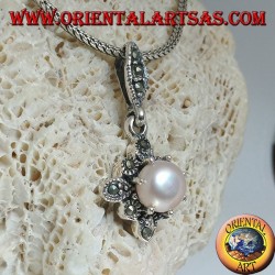 Pendentif en argent avec perle d'eau douce sur un losange de marcassite carré
