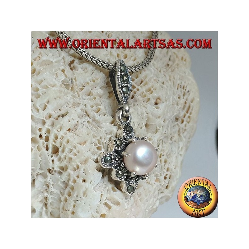 Pendentif en argent avec perle d'eau douce sur un losange de marcassite carré