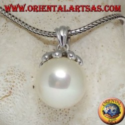 Colgante de plata con perla gigante de agua dulce y tapa de hoja