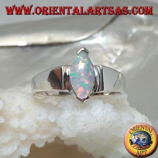 Bague en argent avec opale arlequin navette sertie sur les pointes