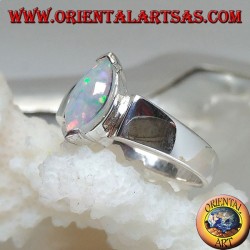 Bague en argent avec opale arlequin navette sertie sur les pointes