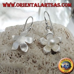 Boucles d'oreilles en argent avec feuille en forme de pendentif étoile en satin et perle d'eau blanche