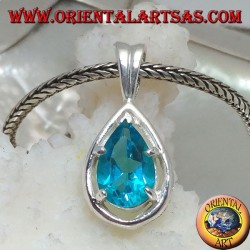 Colgante de plata con topacio azul facetado engastado en una montura en forma de gota