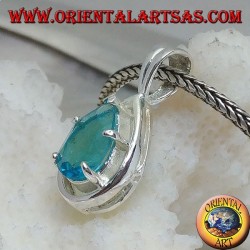 Colgante de plata con topacio azul facetado engastado en una montura en forma de gota