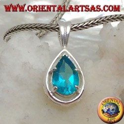 Silberanhänger mit facettiertem blauen Topas auf tropfenförmiger Fassung