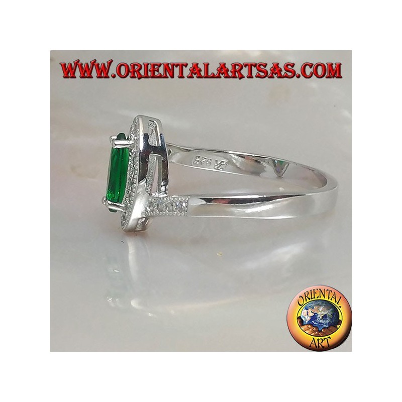 Anello in argento con smeraldo sintetico a navetta incastonato contornato da zirconi su montatura asimmetrica