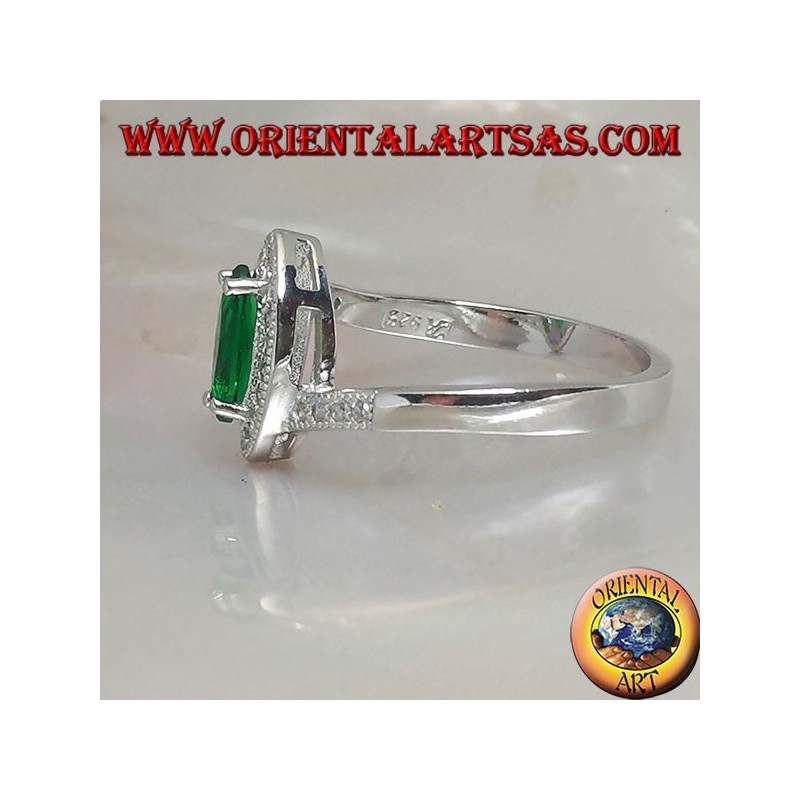 Bague en argent avec émeraude navette synthétique sertie de zircons sur un sertissage asymétrique