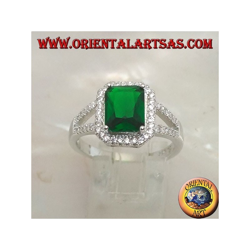 Silberring mit rechteckigem synthetischem Smaragd, umgeben von Zirkonen und zwei seitlichen Linien