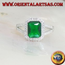 Silberring mit rechteckigem synthetischem Smaragd, umgeben von Zirkonen und zwei seitlichen Linien