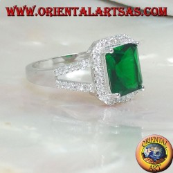 Silberring mit rechteckigem synthetischem Smaragd, umgeben von Zirkonen und zwei seitlichen Linien