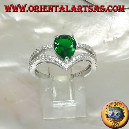 Anello in argento con smeraldo sintetico a goccia incastonato e due linee a punta di zirconi 