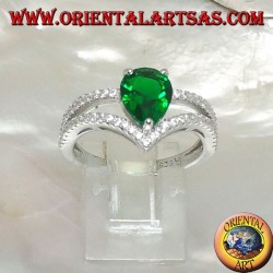 Bague en argent avec un ensemble d'émeraude en goutte synthétique et deux lignes à pointe de zircon