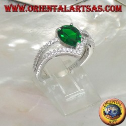 Bague en argent avec un ensemble d'émeraude en goutte synthétique et deux lignes à pointe de zircon