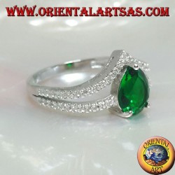 Bague en argent avec un ensemble d'émeraude en goutte synthétique et deux lignes à pointe de zircon