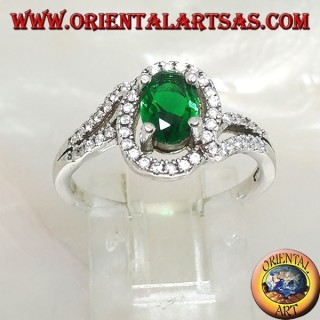 Anello in argento con smeraldo sintetico ovale incastonato contornato da zirconi su montatura concentrica