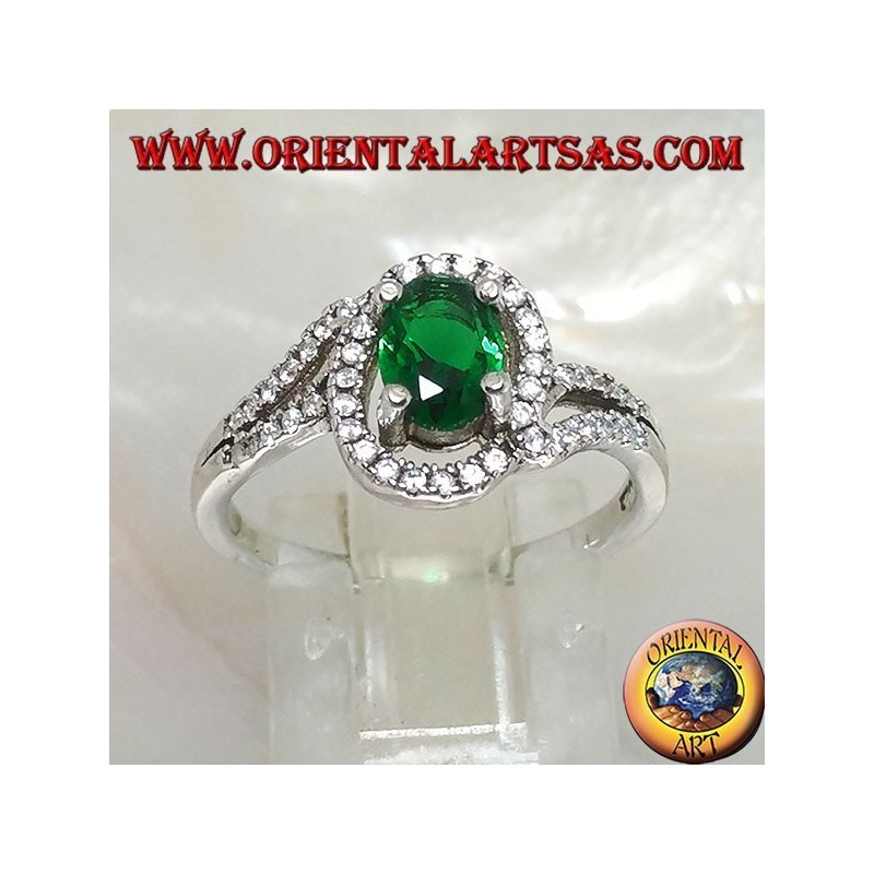 Bague en argent avec émeraude synthétique ovale sertie de zircons sur un sertissage concentrique