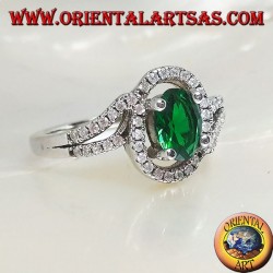 Anillo de plata con esmeralda sintética ovalada, rodeado de circonitas en una configuración concéntrica