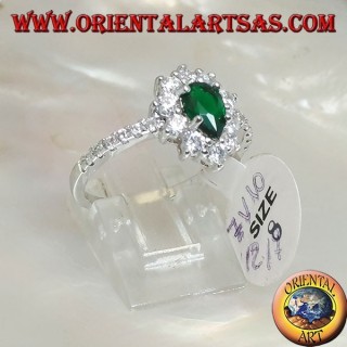 Anillo de plata con esmeralda sintética engastada y rodeada de circonitas.