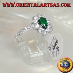 Anello in argento con smeraldo sintetico a goccia incastonato contornato da zirconi 