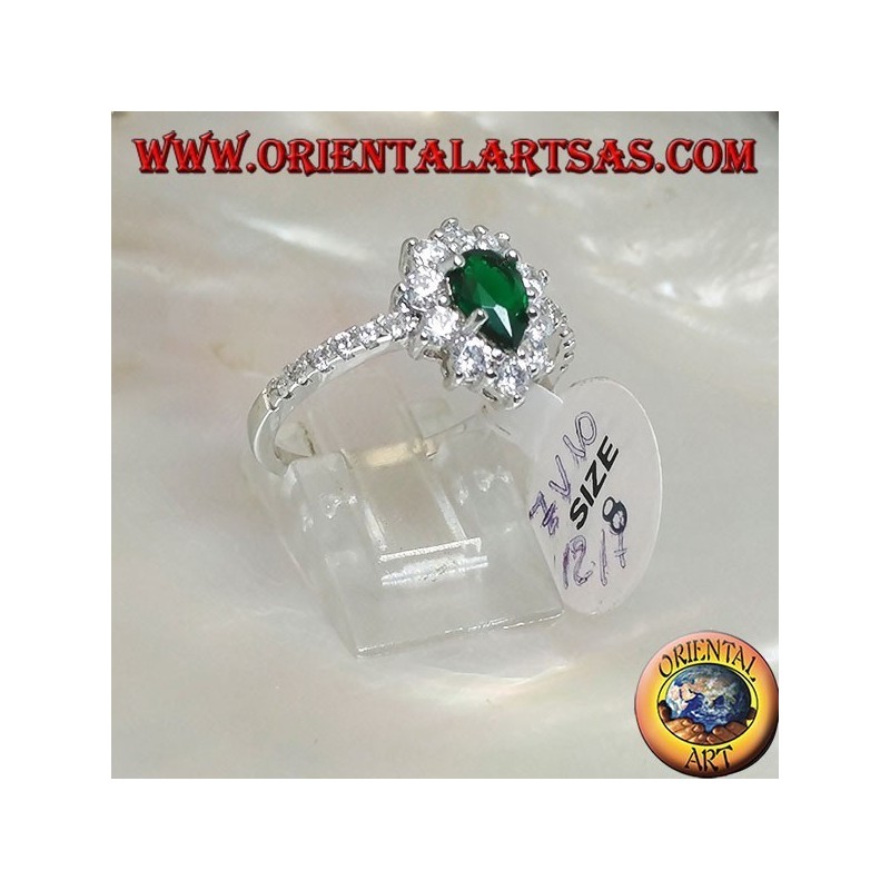 Anillo de plata con esmeralda sintética engastada y rodeada de circonitas.