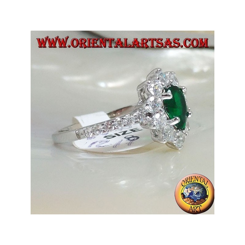 Anello in argento con smeraldo sintetico a goccia incastonato contornato da zirconi