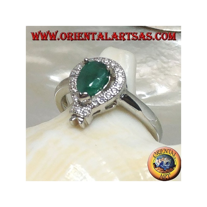 Anello in argento con smeraldo naturale a goccia incastonato contornato da zirconi e montatura a punta