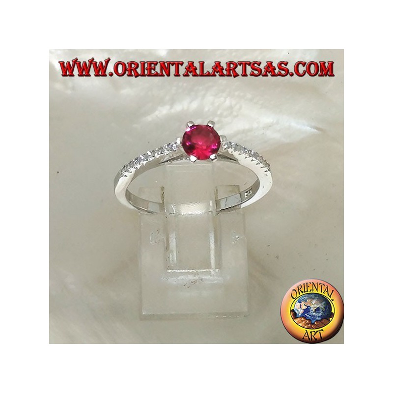 Silberring mit rundem synthetischem Rubin auf einer dünnen Reihe von Zirkonia