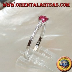 Anillo de plata con rubí sintético redondo engastado en una delgada hilera de circonitas cúbicas