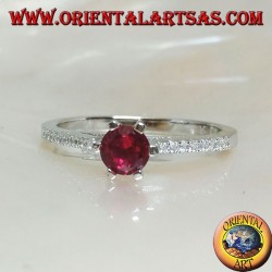 Anillo de plata con rubí sintético redondo engastado en una delgada hilera de circonitas cúbicas