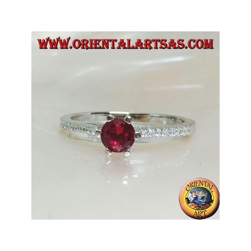 Anello in argento con rubino sintetico tondo incastonato su montatura a fila sottile di zirconi