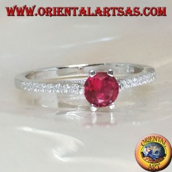 Anillo de plata con rubí sintético redondo engastado en una delgada hilera de circonitas cúbicas