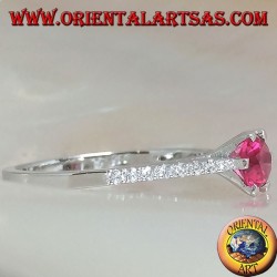 Anillo de plata con rubí sintético redondo engastado en una delgada hilera de circonitas cúbicas