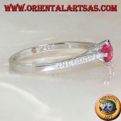 Anillo de plata con rubí sintético redondo engastado en una delgada hilera de circonitas cúbicas