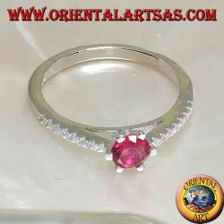 Anillo de plata con rubí sintético redondo engastado en una delgada hilera de circonitas cúbicas