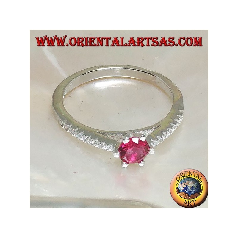 Bague en argent avec rubis synthétique rond serti sur une fine rangée de monture en zircone cubique