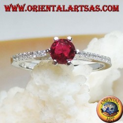 Silberring mit rundem synthetischem Rubin auf einer dünnen Reihe von Zirkonia