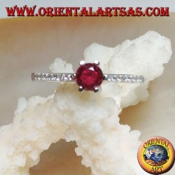 Anillo de plata con rubí sintético redondo engastado en una delgada hilera de circonitas cúbicas