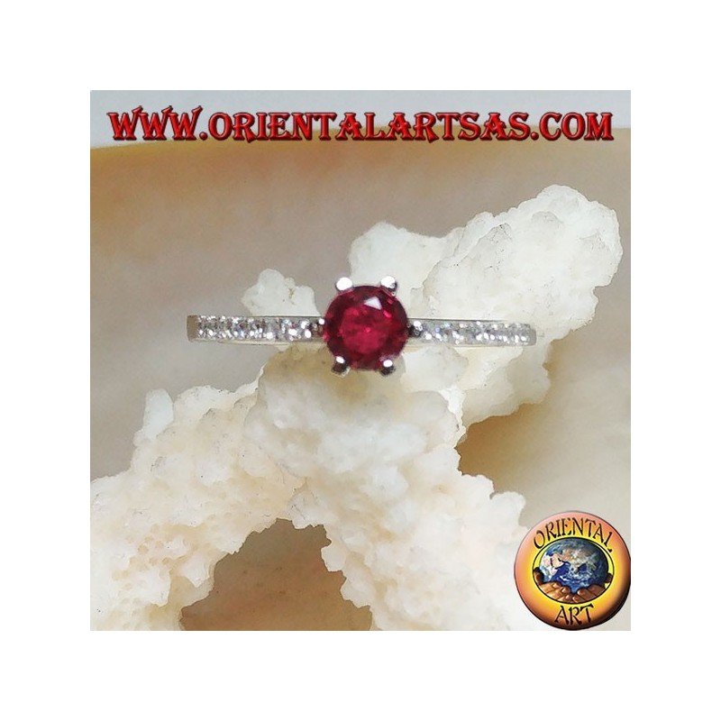 Anillo de plata con rubí sintético redondo engastado en una delgada hilera de circonitas cúbicas