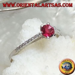 Anillo de plata con rubí sintético redondo engastado en una delgada hilera de circonitas cúbicas