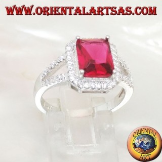 Bague en argent avec rubis rectangulaire naturel serti de zircons et de deux lignes latérales