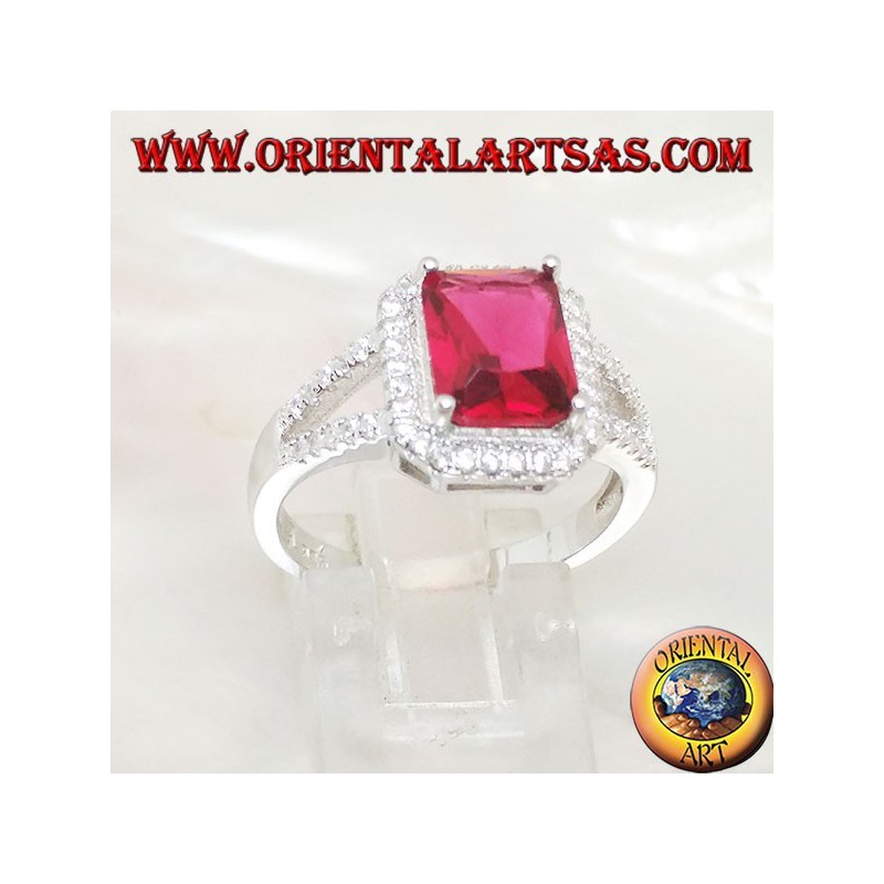 Bague en argent avec rubis rectangulaire naturel serti de zircons et de deux lignes latérales