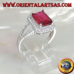 Anillo de plata con rubí natural rectangular engastado rodeado de circonitas y dos líneas laterales.