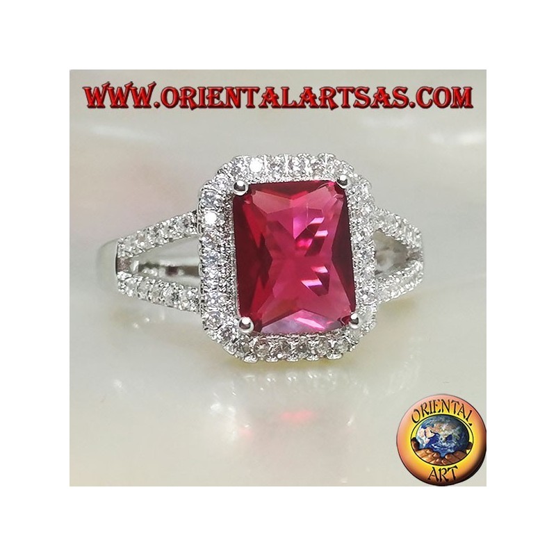 Bague en argent avec rubis rectangulaire naturel serti de zircons et de deux lignes latérales